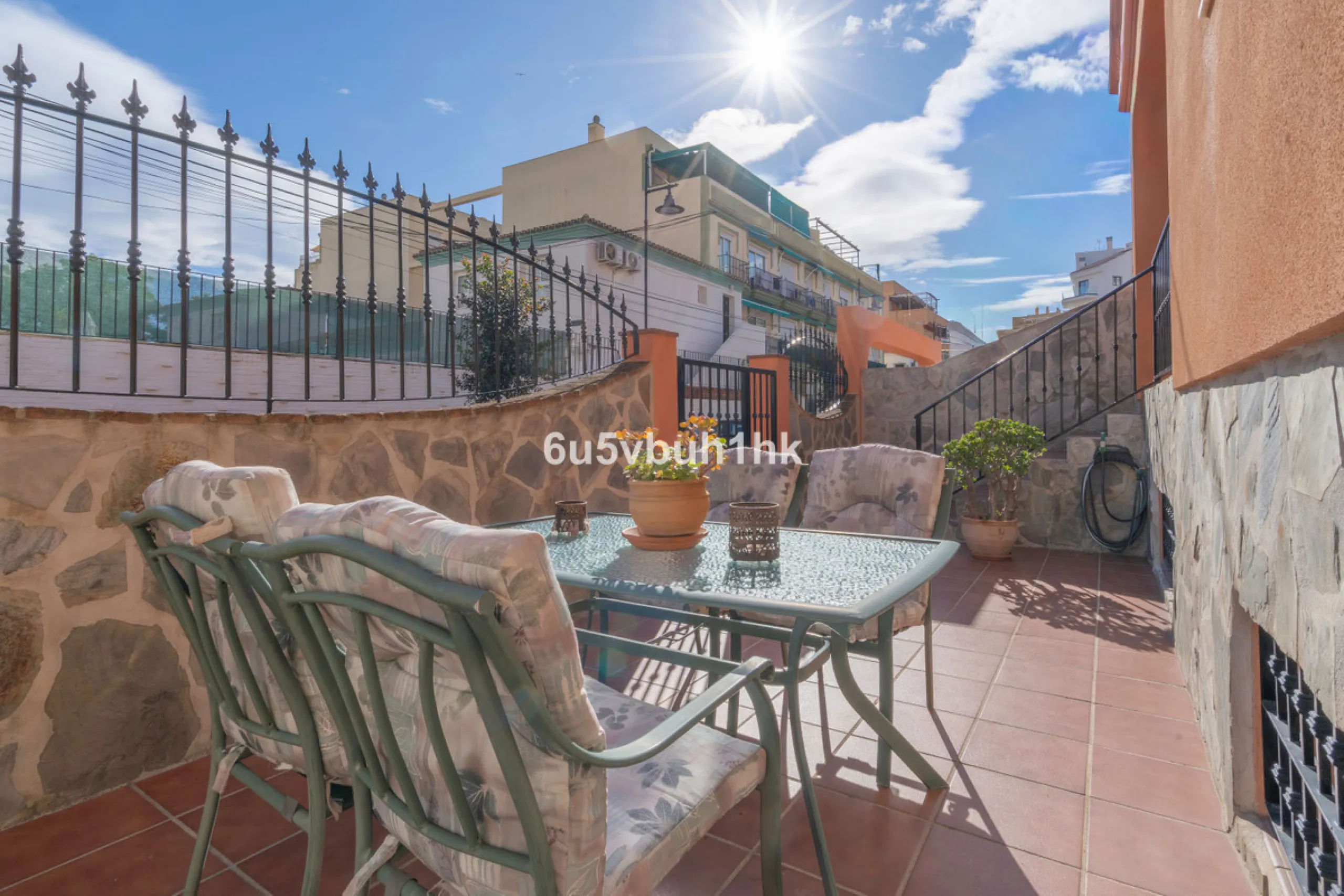 House - Semi-Detached House в продаже в Fuengirola, Málaga. В доме 4 спален и 4 ванных комнат. Площадь дома 265 м²