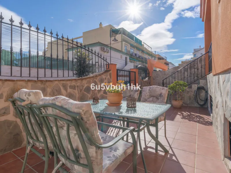 House - Semi-Detached House в продаже в Fuengirola, Málaga. В доме 4 спален и 4 ванных комнат. Площадь дома 265 м²