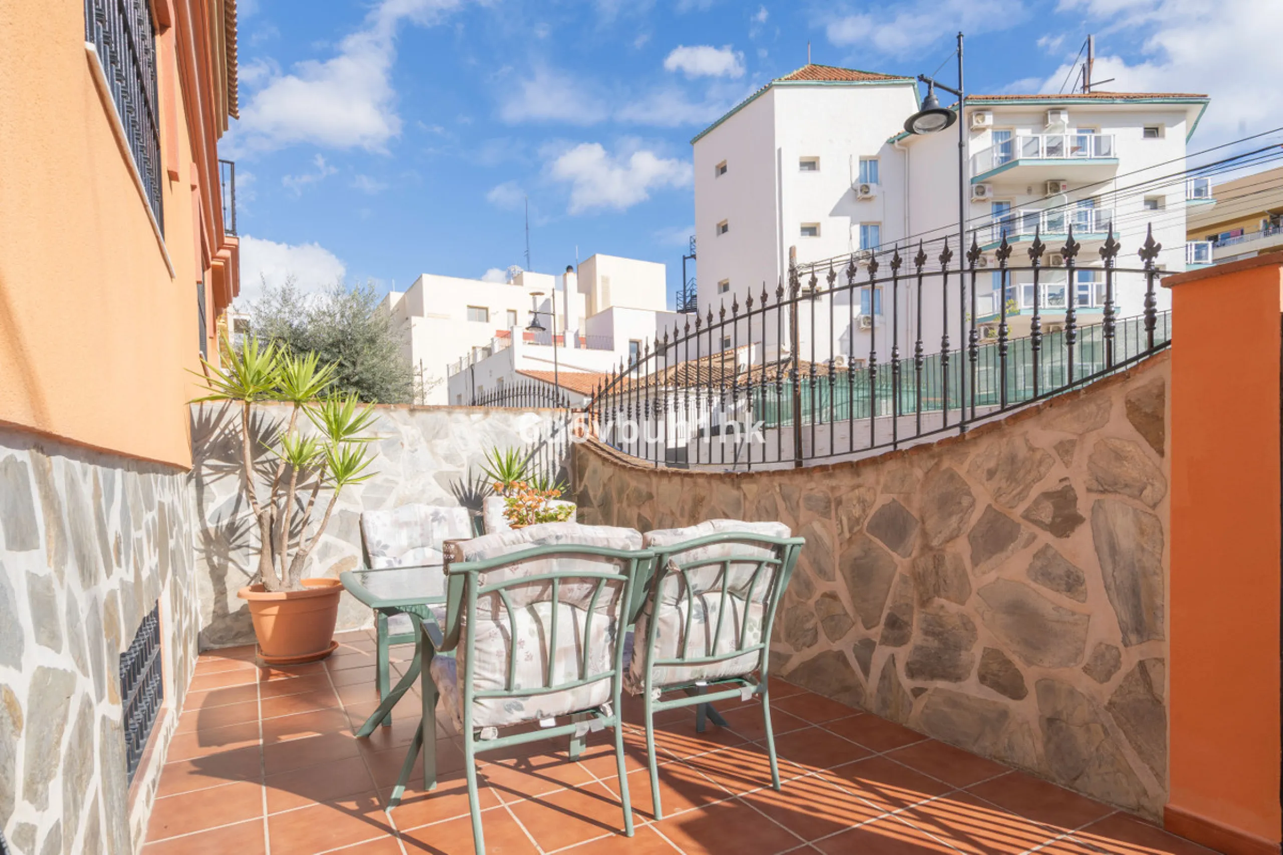 House - Semi-Detached House в продаже в Fuengirola, Málaga. В доме 4 спален и 4 ванных комнат. Площадь дома 265 м²