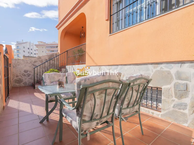House - Semi-Detached House в продаже в Fuengirola, Málaga. В доме 4 спален и 4 ванных комнат. Площадь дома 265 м²
