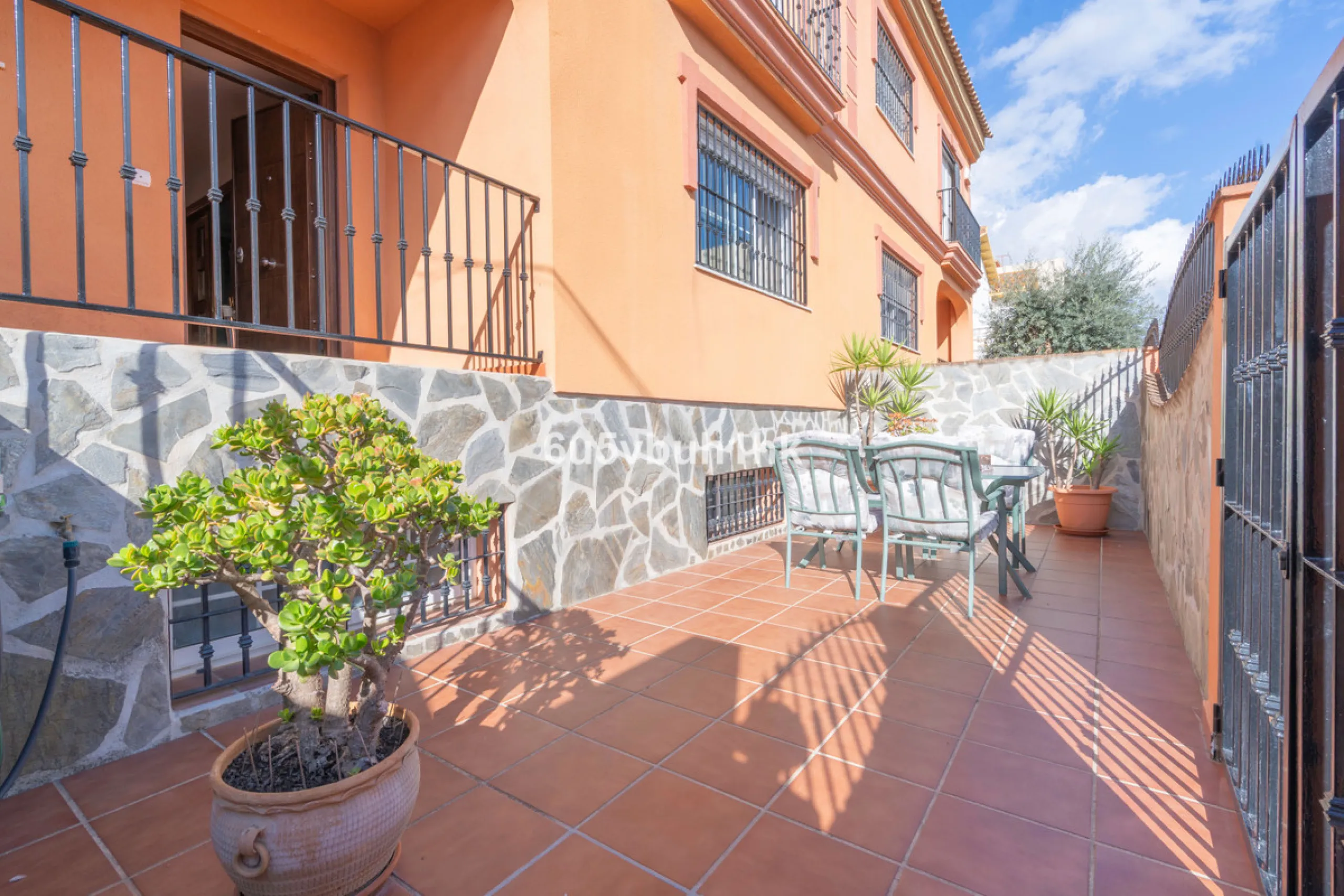 House - Semi-Detached House в продаже в Fuengirola, Málaga. В доме 4 спален и 4 ванных комнат. Площадь дома 265 м²