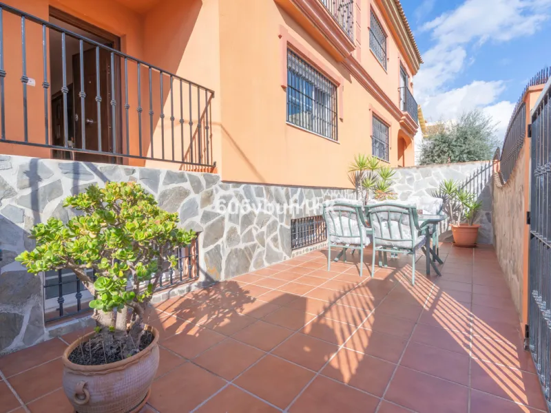 House - Semi-Detached House в продаже в Fuengirola, Málaga. В доме 4 спален и 4 ванных комнат. Площадь дома 265 м²