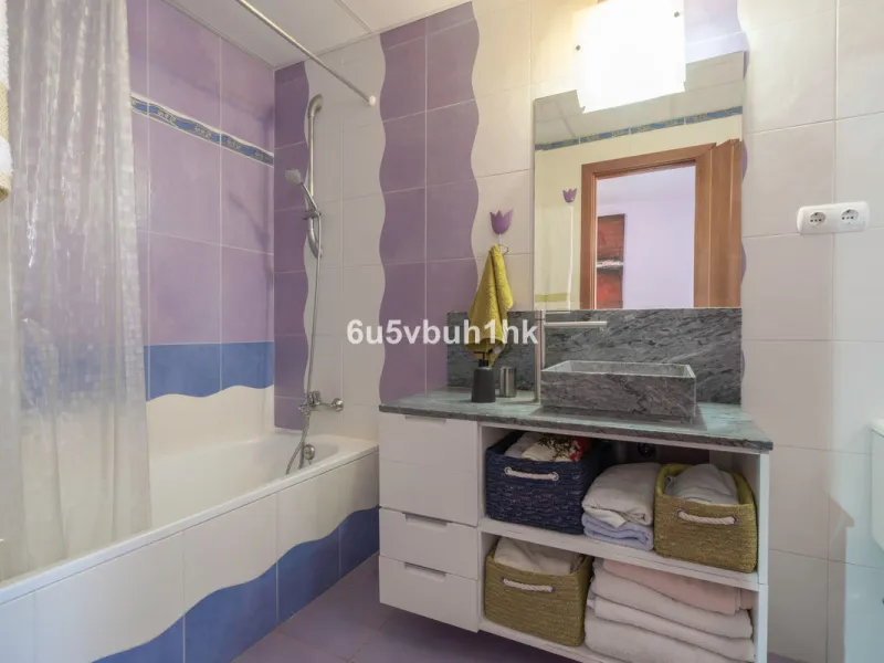 House - Semi-Detached House в продаже в Fuengirola, Málaga. В доме 4 спален и 4 ванных комнат. Площадь дома 265 м²