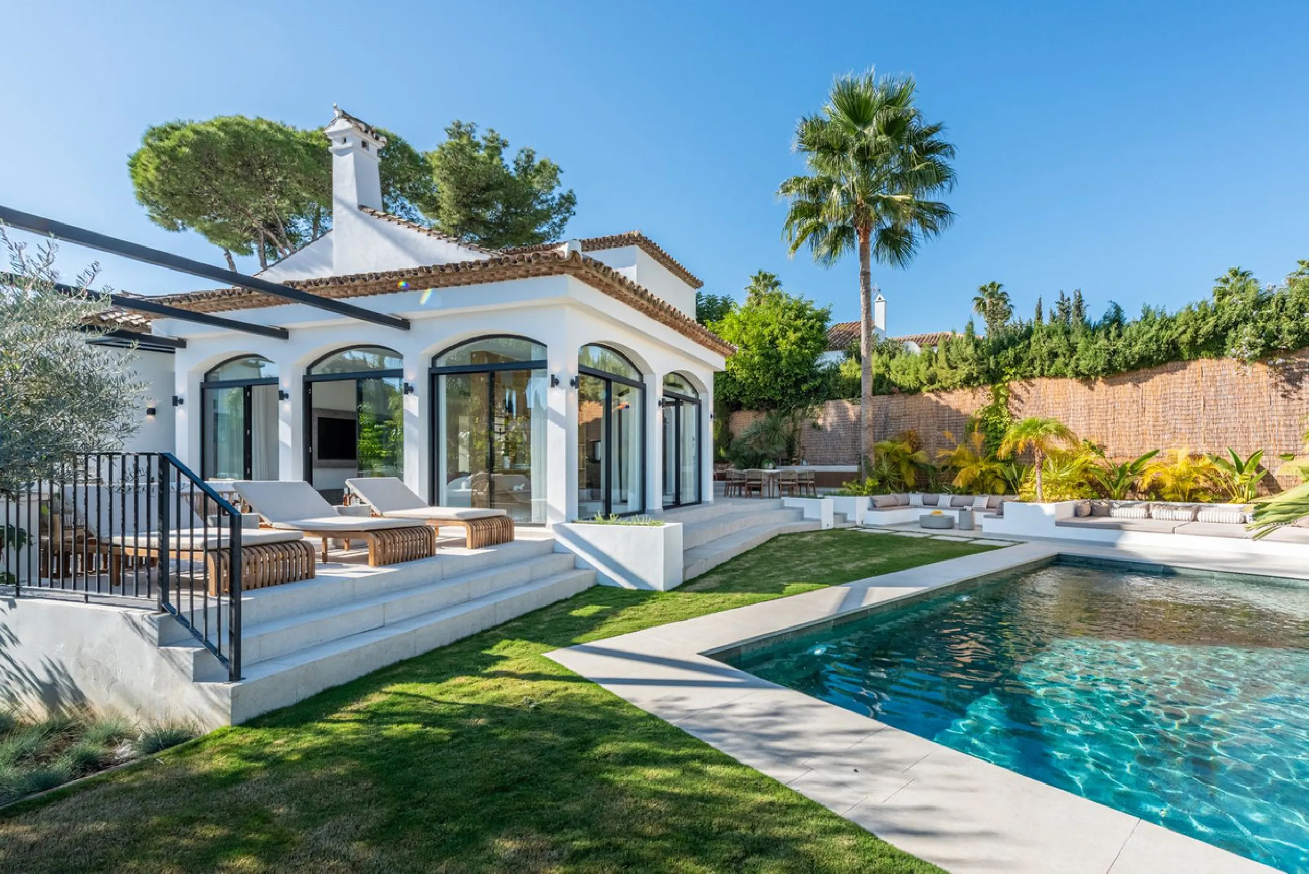 House - Detached Villa в продаже в Marbella, Málaga. В доме 4 спален и 4 ванных комнат. Площадь дома 300 м². Площадь участка 814 м²