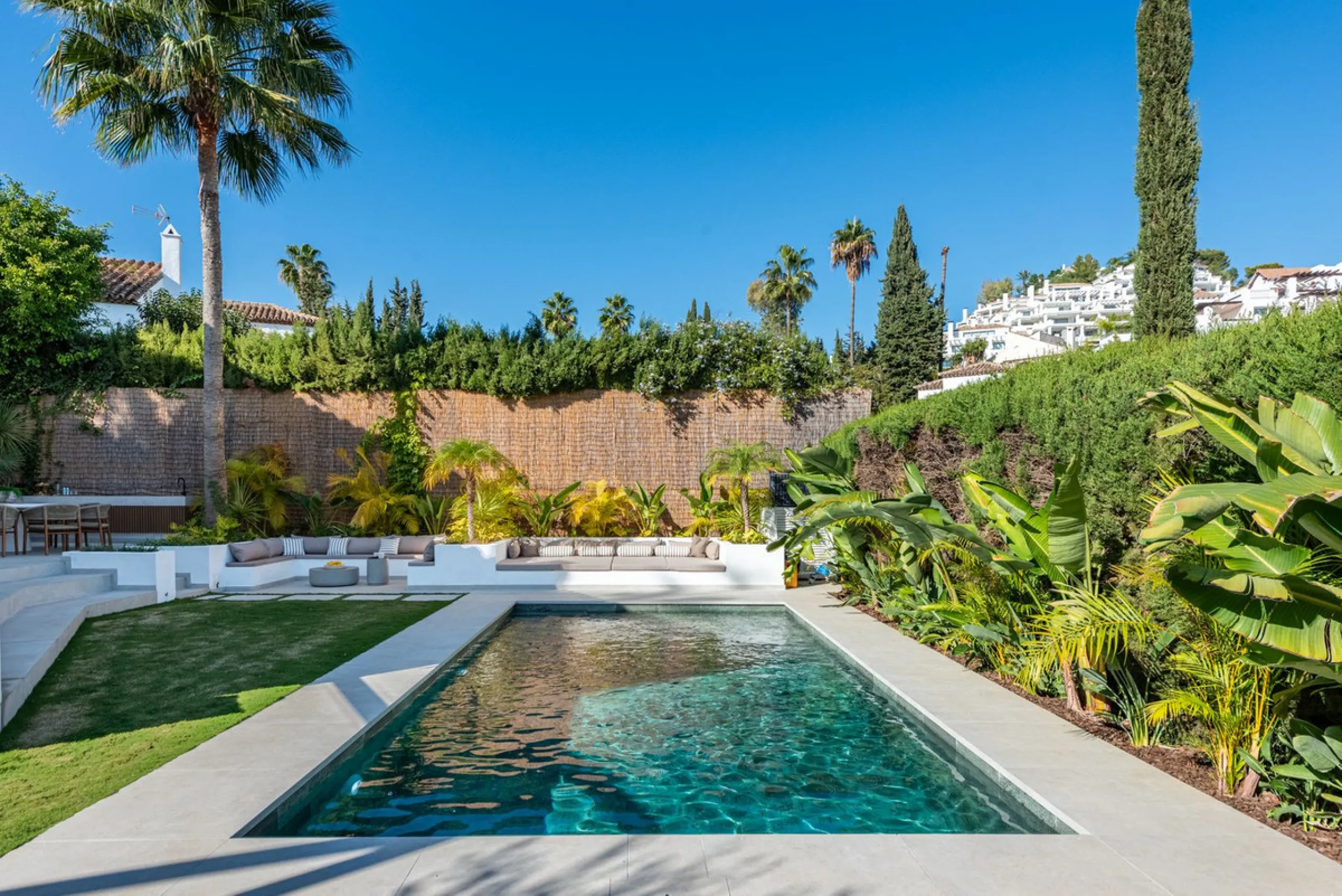 House - Detached Villa в продаже в Marbella, Málaga. В доме 4 спален и 4 ванных комнат. Площадь дома 300 м². Площадь участка 814 м²