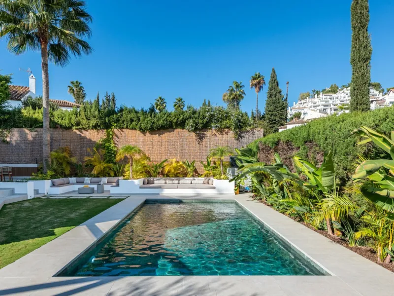 House - Detached Villa в продаже в Marbella, Málaga. В доме 4 спален и 4 ванных комнат. Площадь дома 300 м². Площадь участка 814 м²