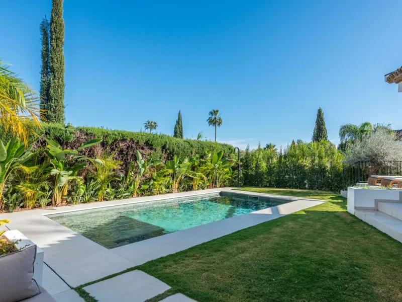 House - Detached Villa в продаже в Marbella, Málaga. В доме 4 спален и 4 ванных комнат. Площадь дома 300 м². Площадь участка 814 м²