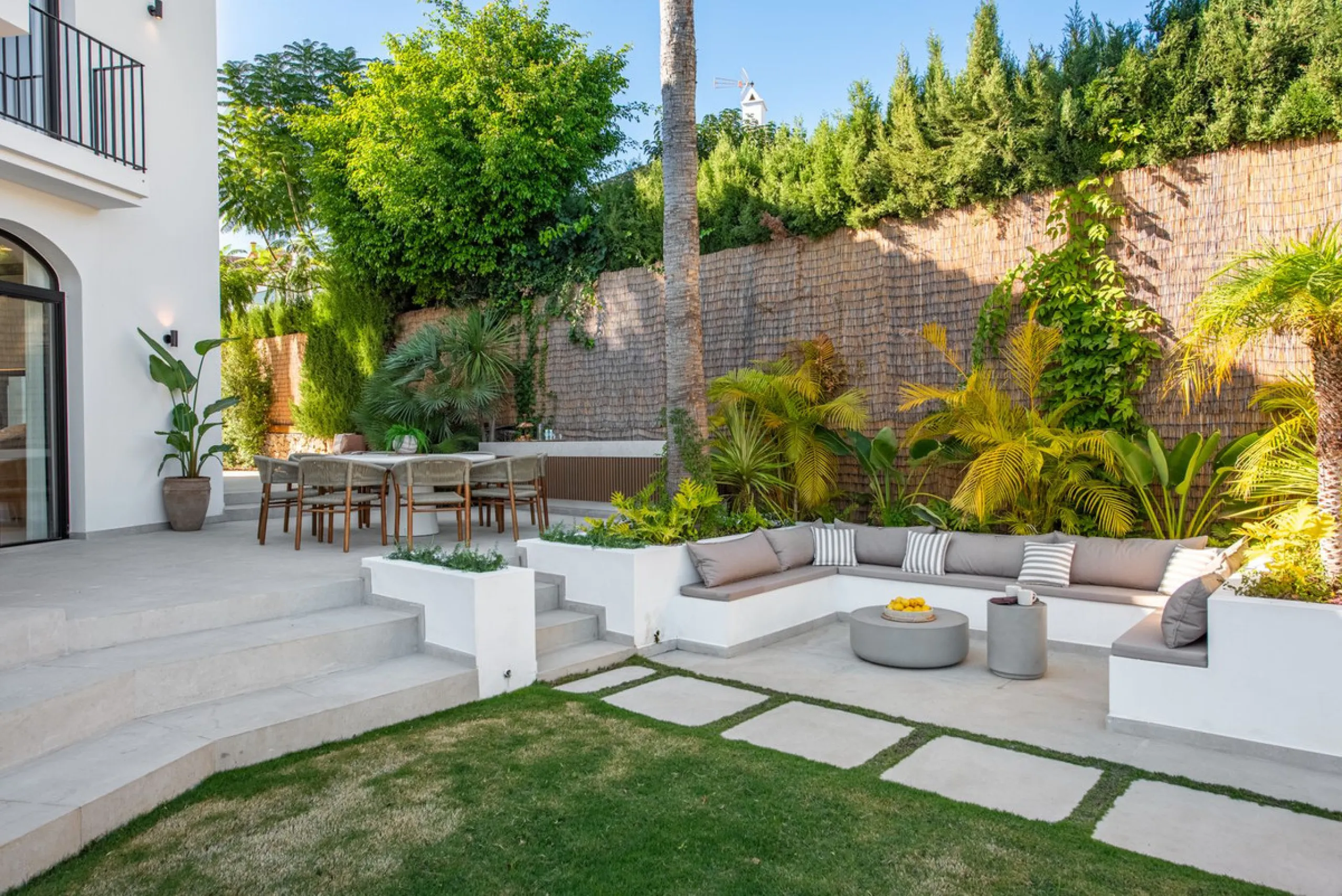 House - Detached Villa в продаже в Marbella, Málaga. В доме 4 спален и 4 ванных комнат. Площадь дома 300 м². Площадь участка 814 м²