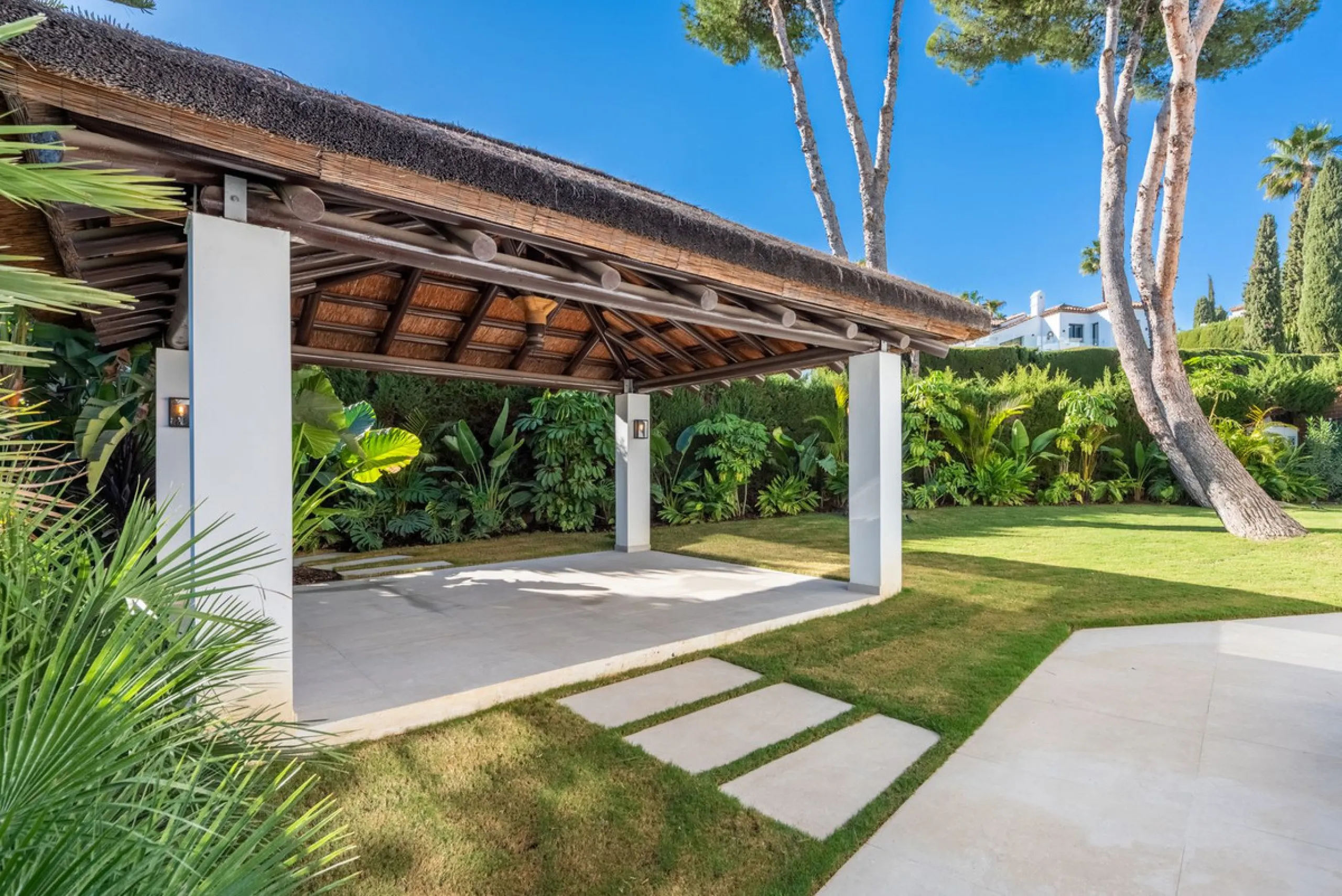 House - Detached Villa в продаже в Marbella, Málaga. В доме 4 спален и 4 ванных комнат. Площадь дома 300 м². Площадь участка 814 м²