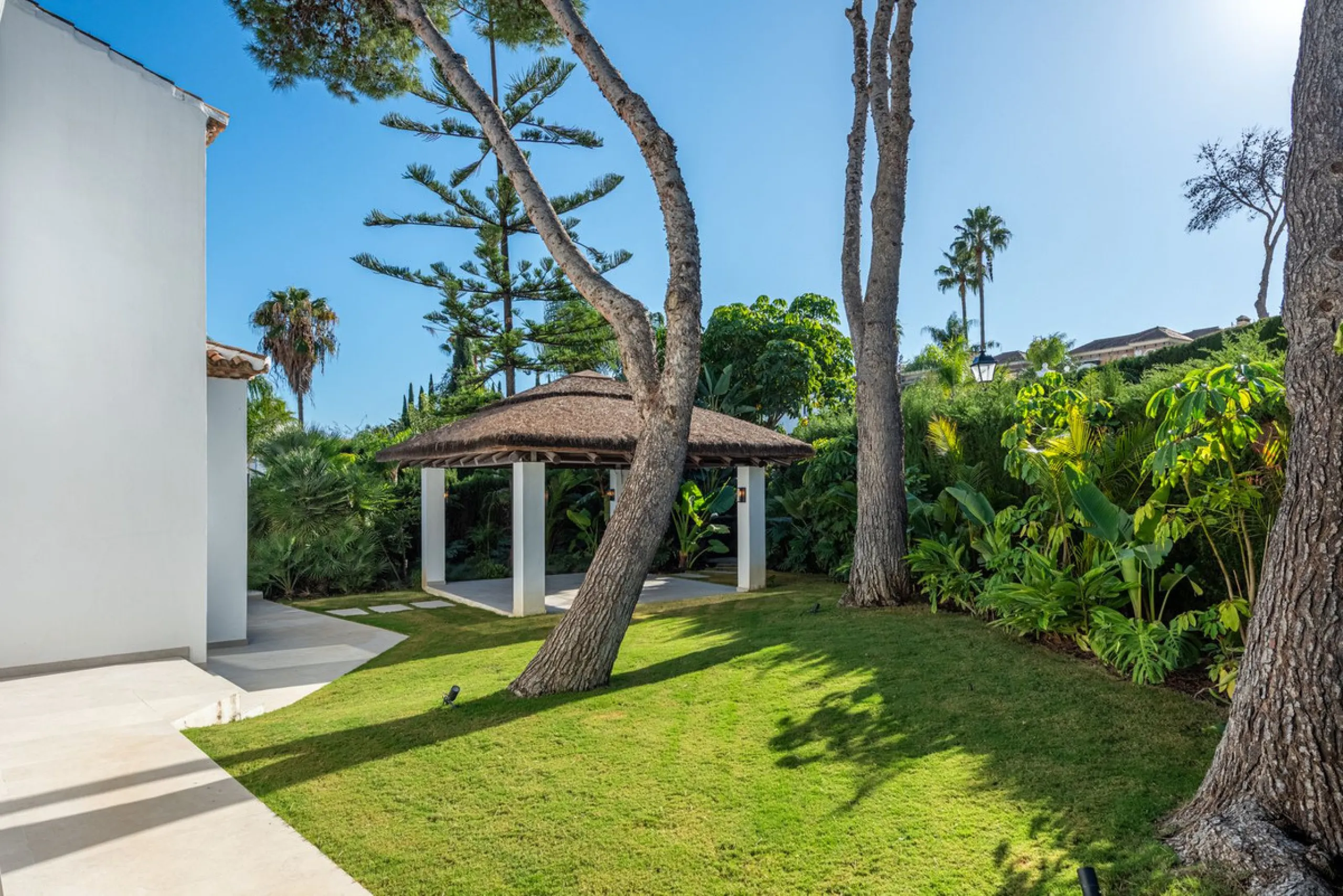 House - Detached Villa в продаже в Marbella, Málaga. В доме 4 спален и 4 ванных комнат. Площадь дома 300 м². Площадь участка 814 м²