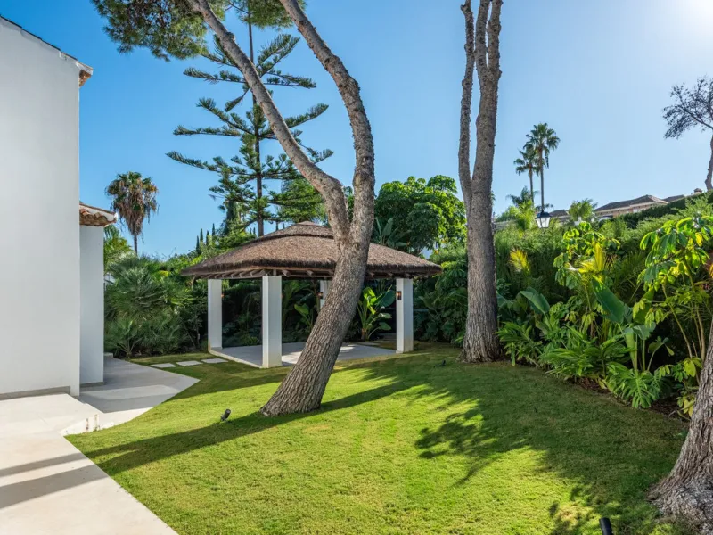 House - Detached Villa в продаже в Marbella, Málaga. В доме 4 спален и 4 ванных комнат. Площадь дома 300 м². Площадь участка 814 м²