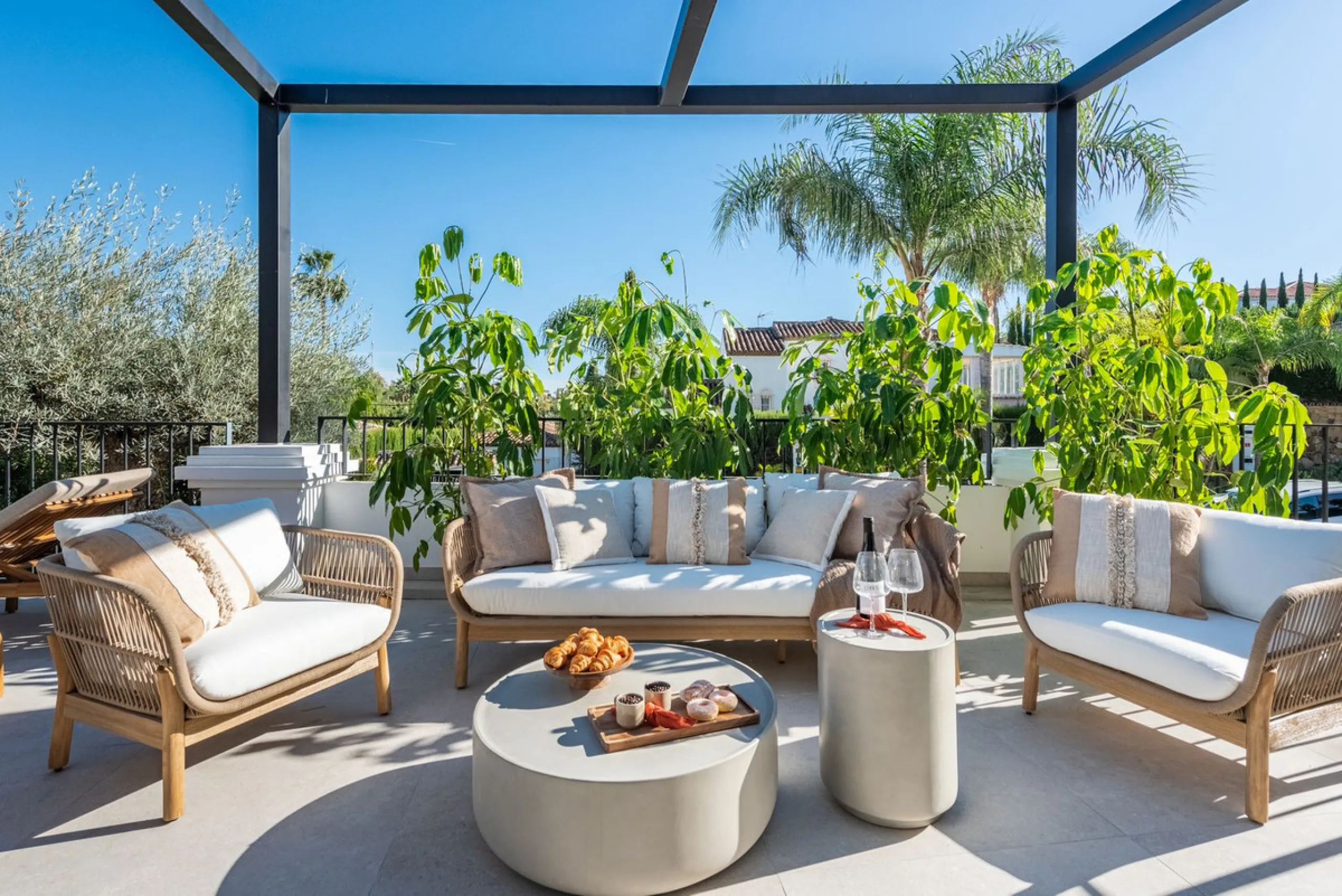 House - Detached Villa в продаже в Marbella, Málaga. В доме 4 спален и 4 ванных комнат. Площадь дома 300 м². Площадь участка 814 м²