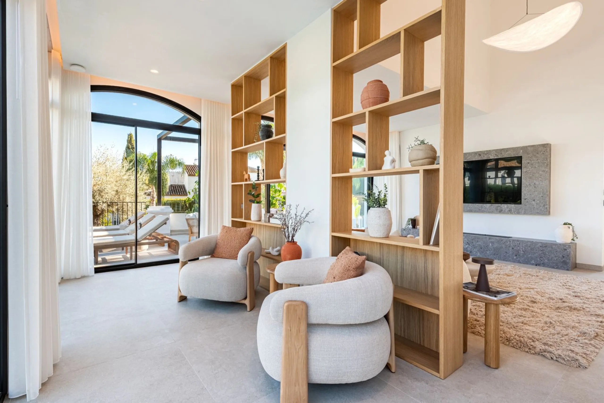 House - Detached Villa в продаже в Marbella, Málaga. В доме 4 спален и 4 ванных комнат. Площадь дома 300 м². Площадь участка 814 м²