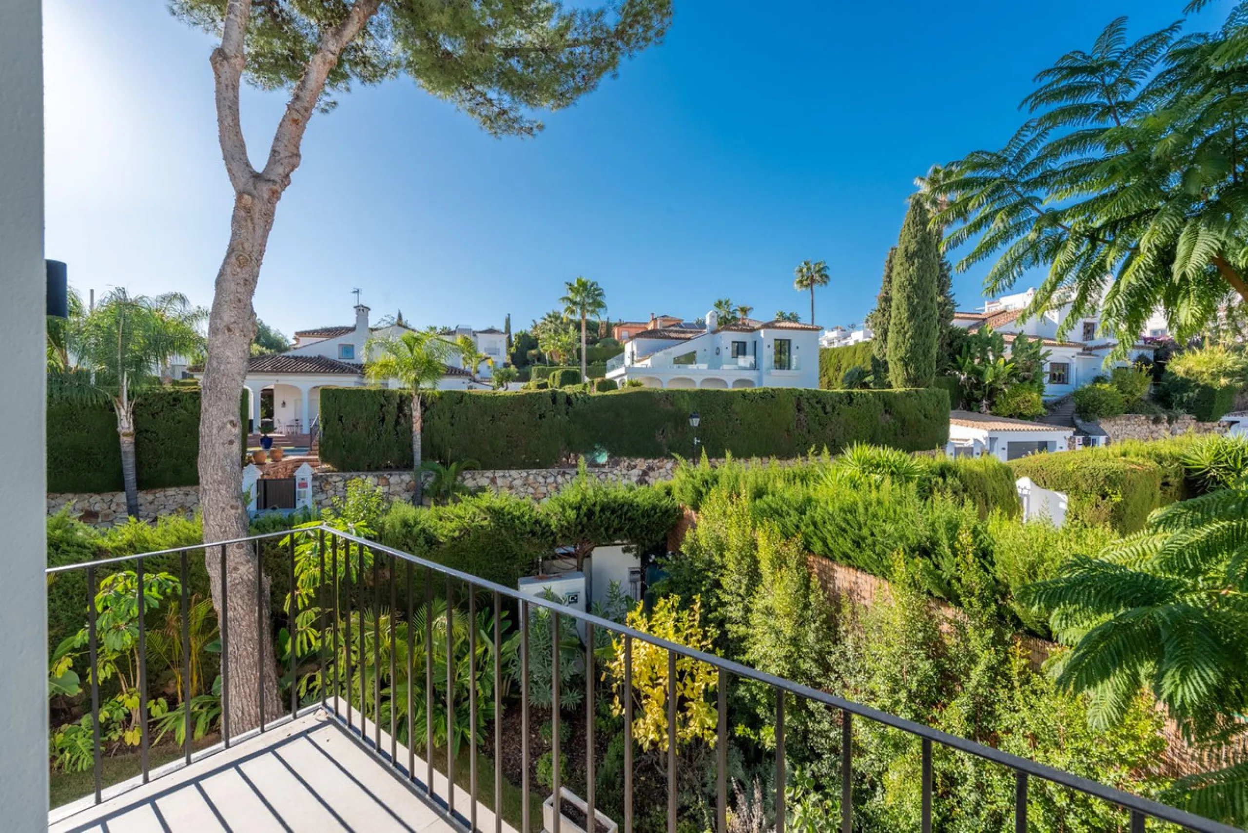 House - Detached Villa в продаже в Marbella, Málaga. В доме 4 спален и 4 ванных комнат. Площадь дома 300 м². Площадь участка 814 м²
