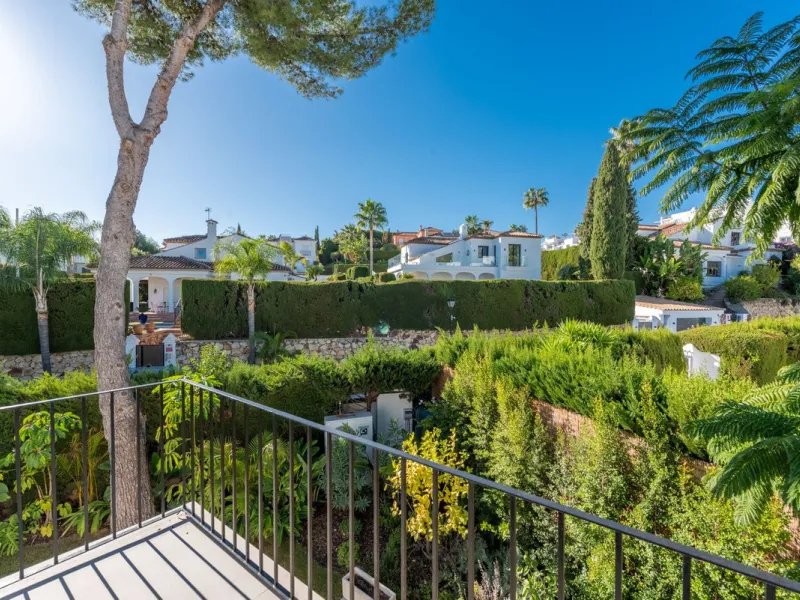 House - Detached Villa в продаже в Marbella, Málaga. В доме 4 спален и 4 ванных комнат. Площадь дома 300 м². Площадь участка 814 м²
