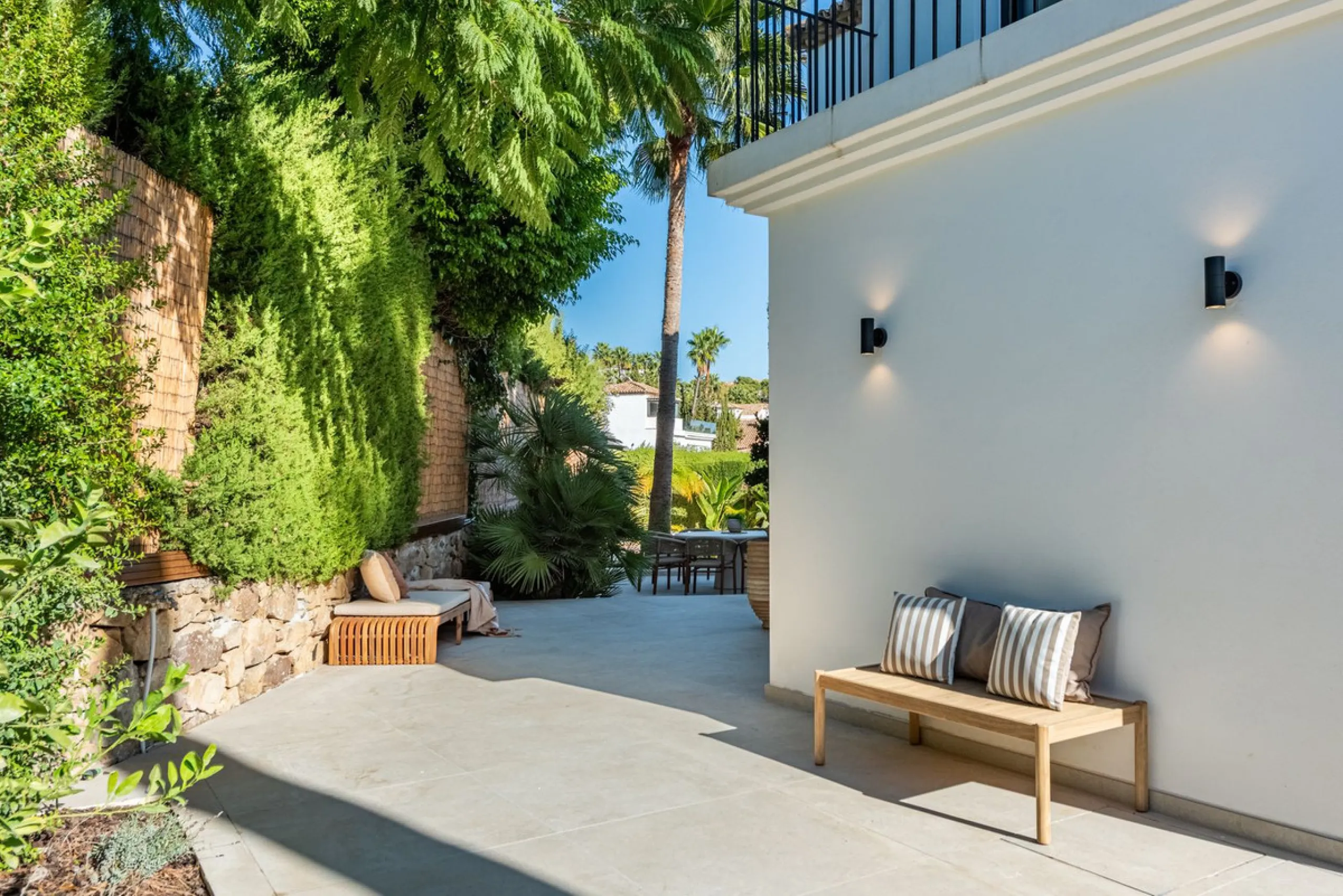 House - Detached Villa в продаже в Marbella, Málaga. В доме 4 спален и 4 ванных комнат. Площадь дома 300 м². Площадь участка 814 м²