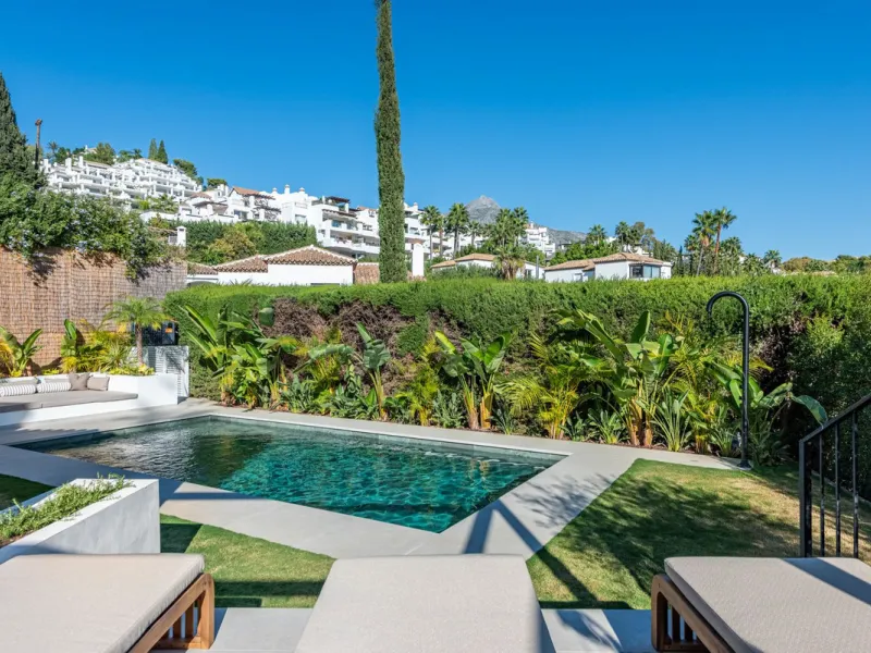House - Detached Villa в продаже в Marbella, Málaga. В доме 4 спален и 4 ванных комнат. Площадь дома 300 м². Площадь участка 814 м²
