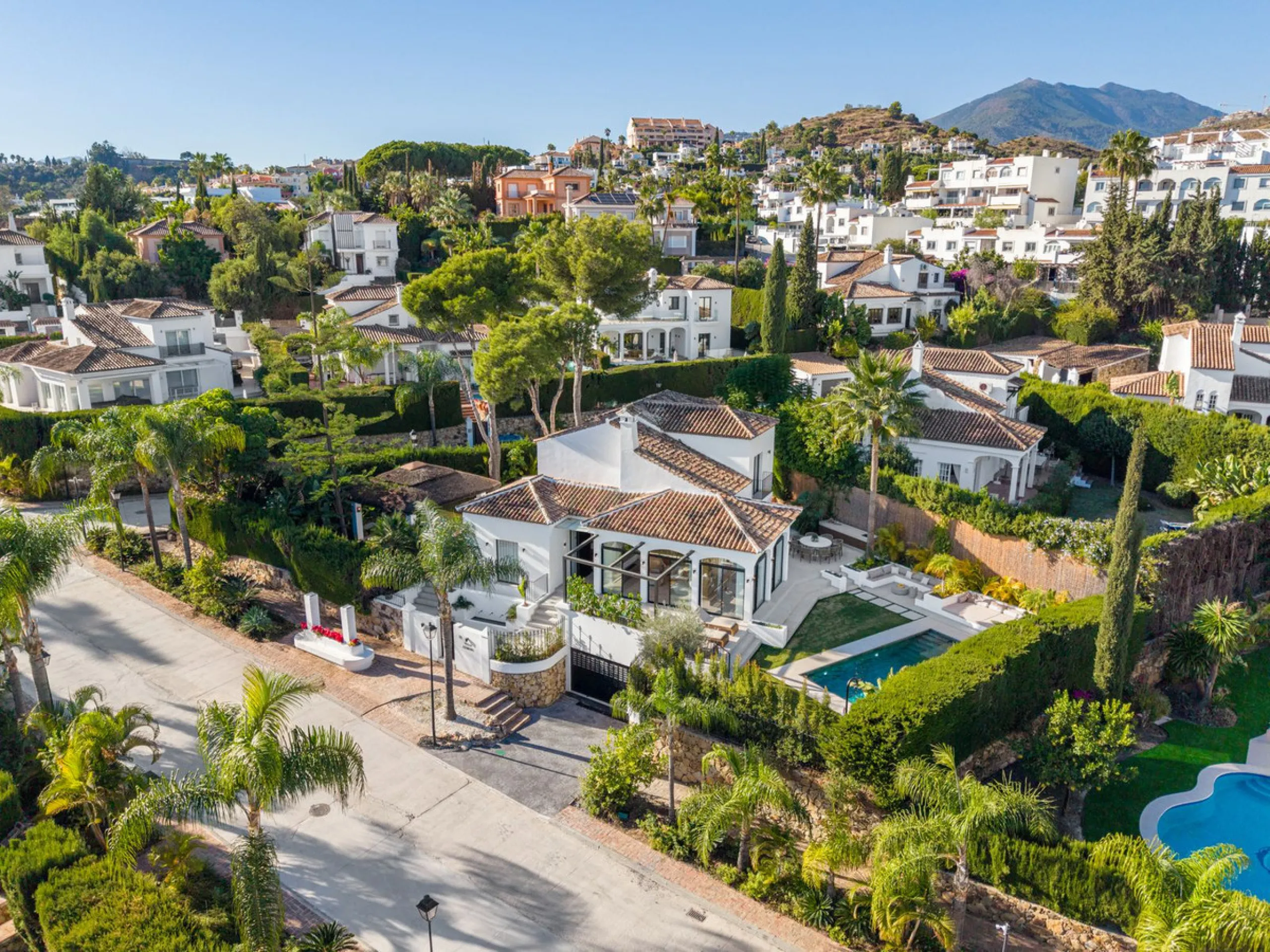 House - Detached Villa в продаже в Marbella, Málaga. В доме 4 спален и 4 ванных комнат. Площадь дома 300 м². Площадь участка 814 м²