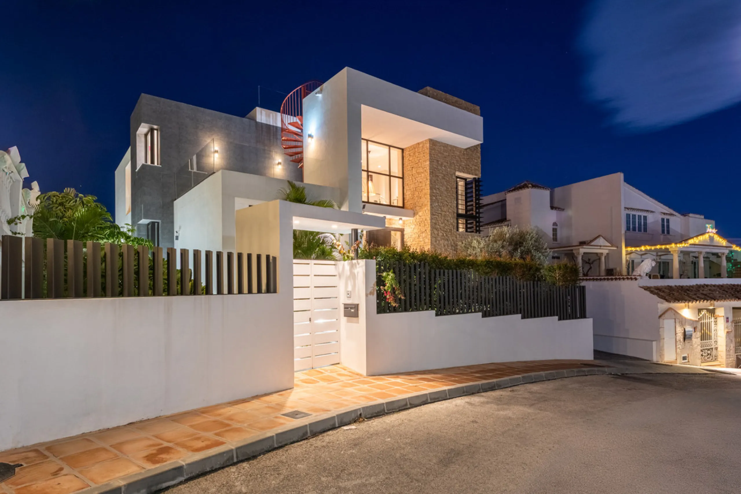 CONTEMPORARY LUXURY VILLA WITH PANORAMIC VIEWS – BUILT 2024