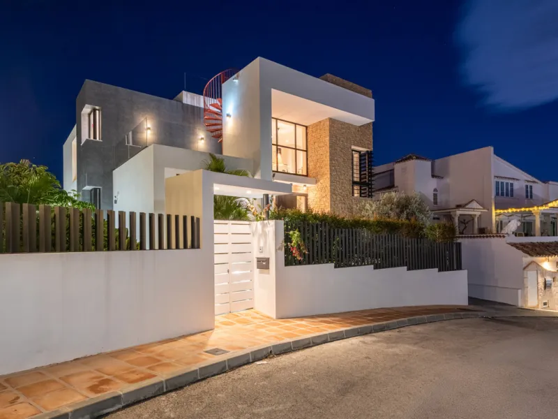 CONTEMPORARY LUXURY VILLA WITH PANORAMIC VIEWS – BUILT 2024