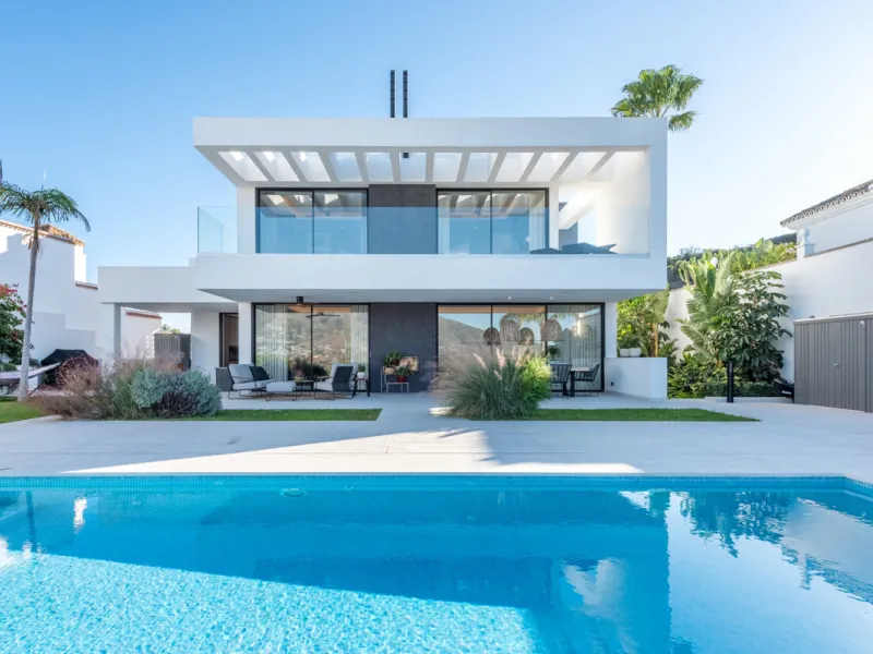 CONTEMPORARY LUXURY VILLA WITH PANORAMIC VIEWS – BUILT 2024