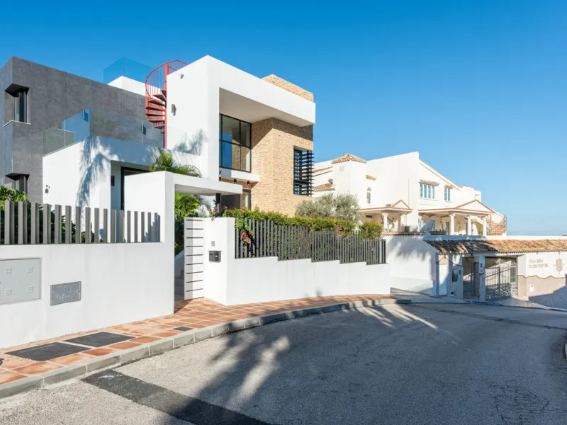 CONTEMPORARY LUXURY VILLA WITH PANORAMIC VIEWS – BUILT 2024