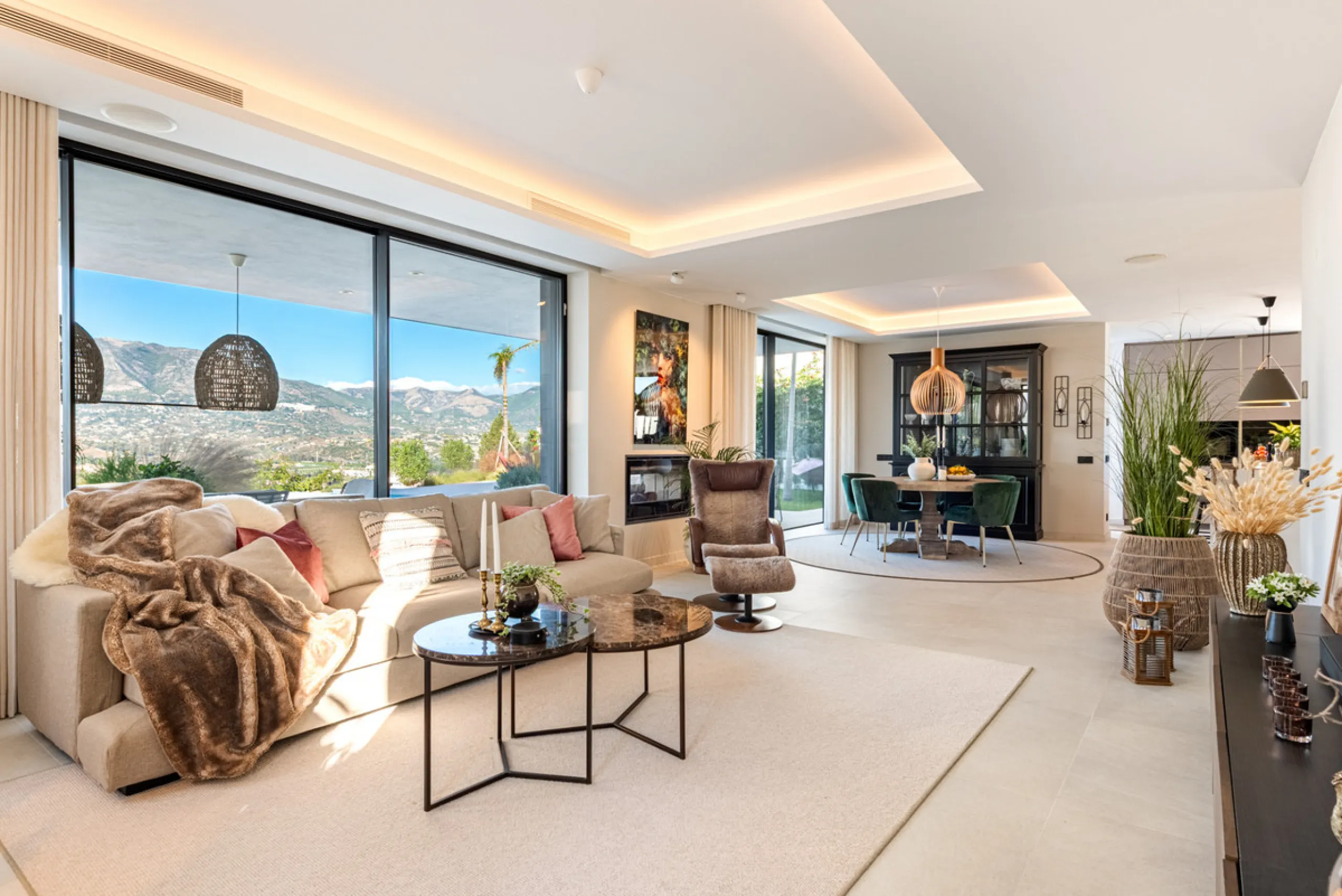 CONTEMPORARY LUXURY VILLA WITH PANORAMIC VIEWS – BUILT 2024