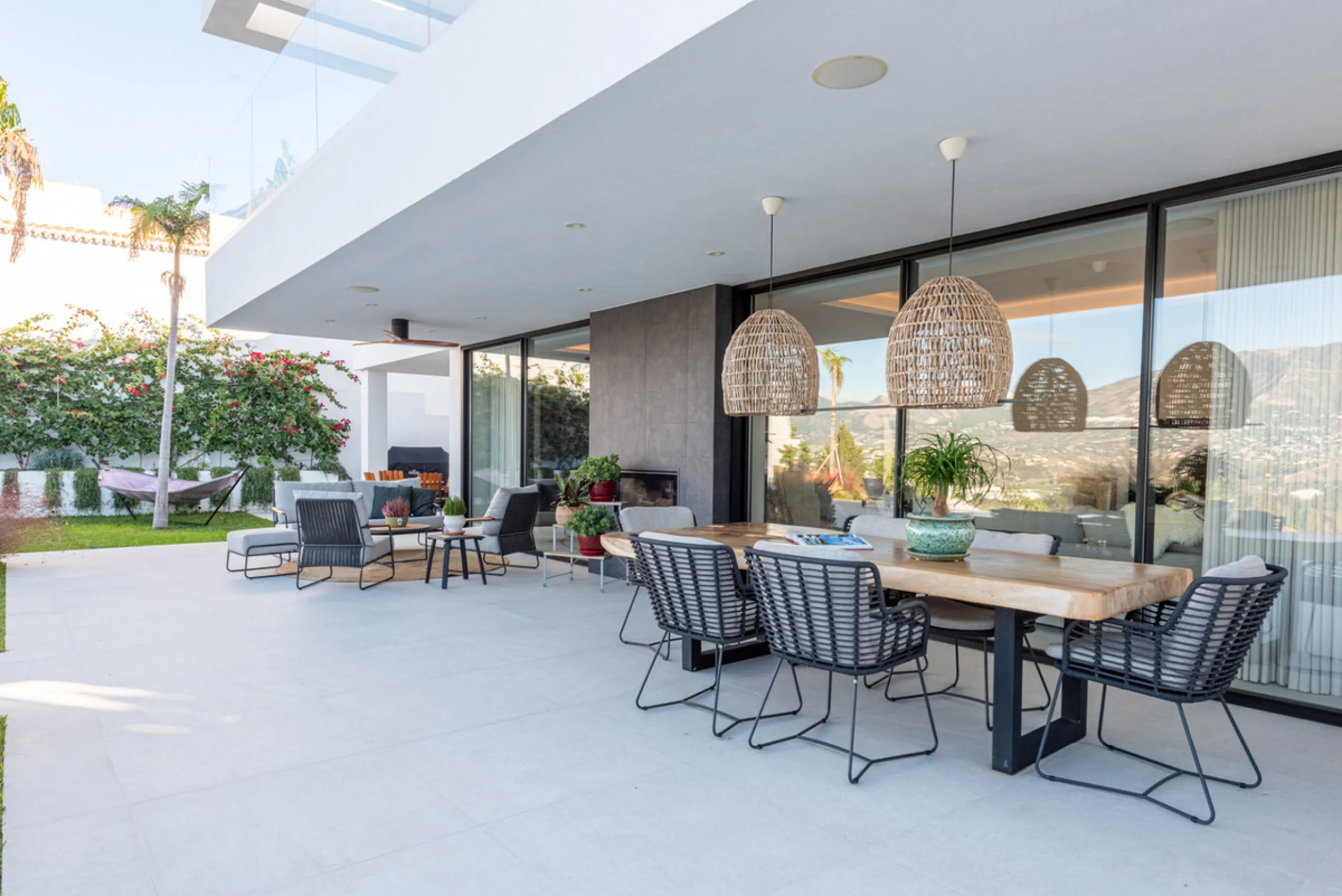 CONTEMPORARY LUXURY VILLA WITH PANORAMIC VIEWS – BUILT 2024