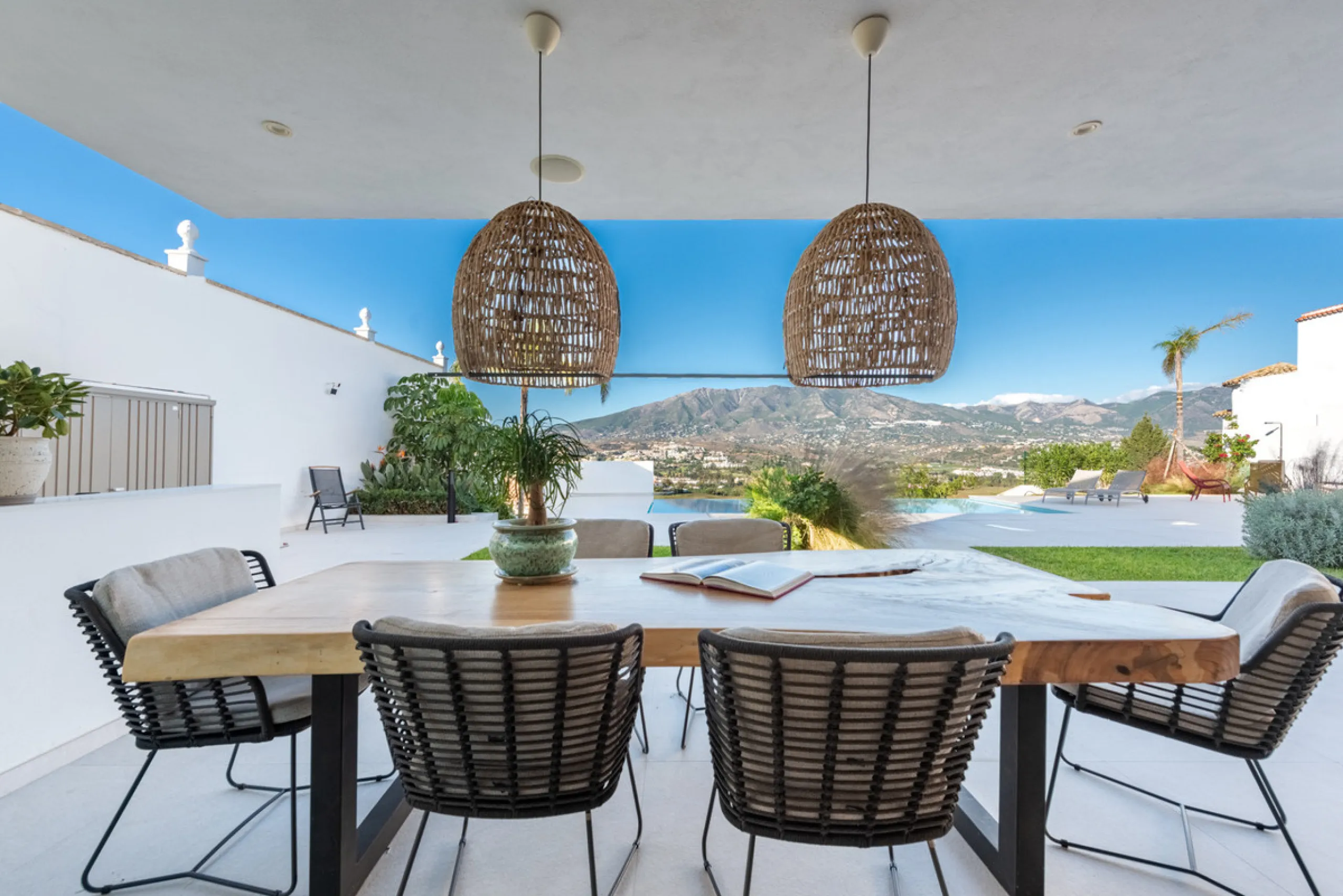 CONTEMPORARY LUXURY VILLA WITH PANORAMIC VIEWS – BUILT 2024