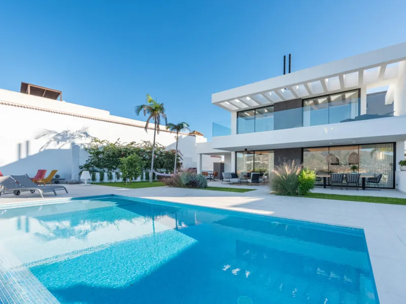 CONTEMPORARY LUXURY VILLA WITH PANORAMIC VIEWS – BUILT 2024