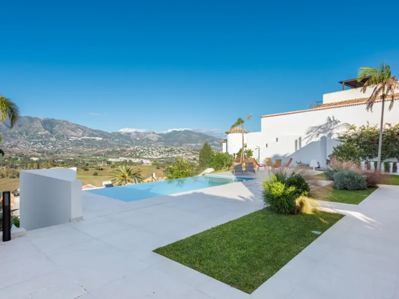 CONTEMPORARY LUXURY VILLA WITH PANORAMIC VIEWS – BUILT 2024