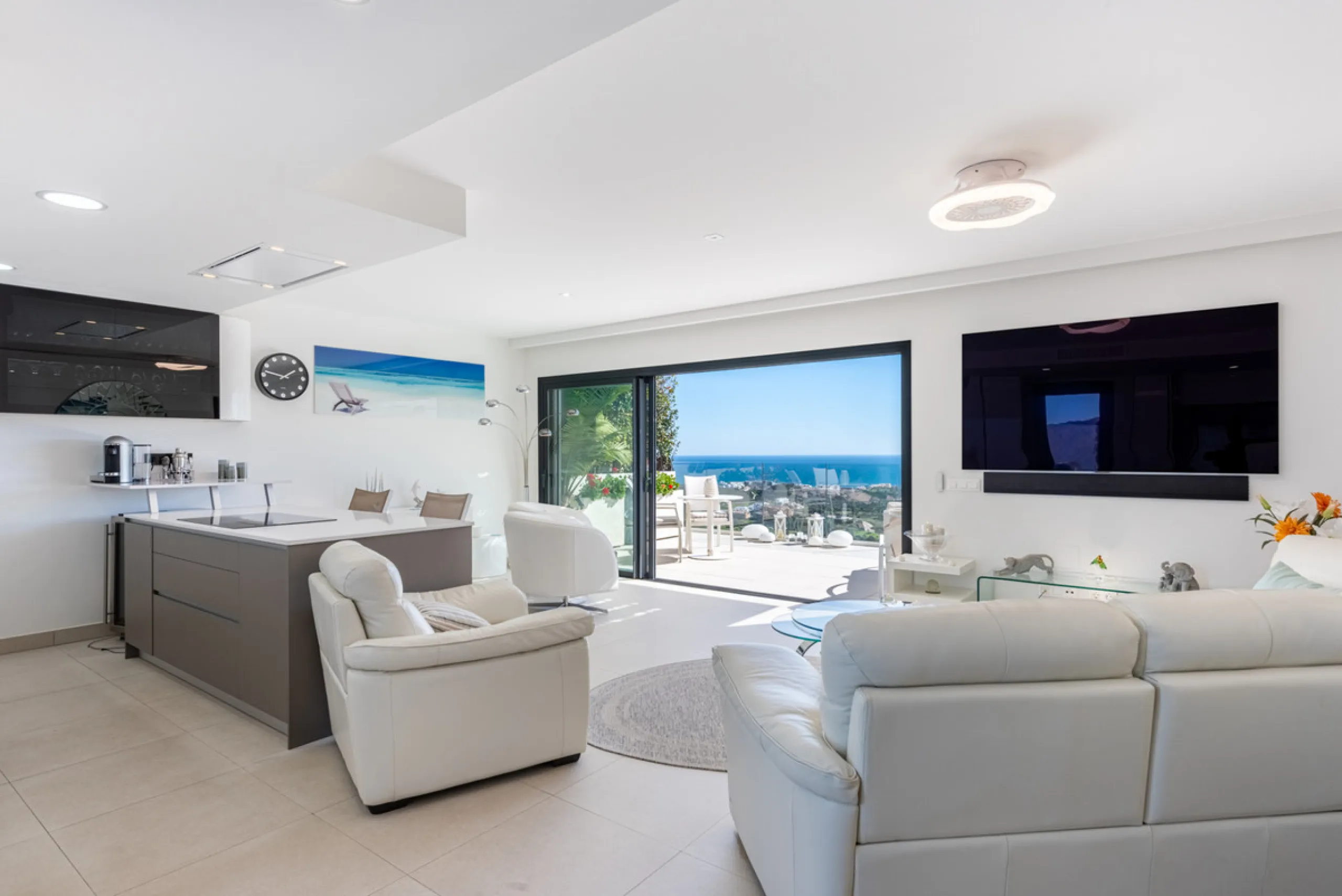Amazing duplex penthouse with 360 views, situated in a commanding position at the top of the La Cala valley enjoying sweeping landscapes which stretch for miles, yet it is just an 8 minute drive to the centre of the La Cala village.  One Heights is a sele