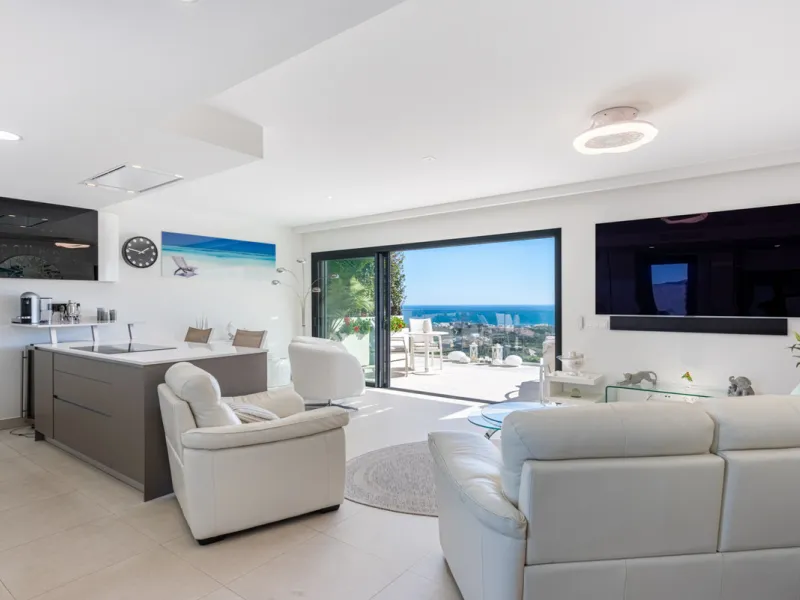Amazing duplex penthouse with 360 views, situated in a commanding position at the top of the La Cala valley enjoying sweeping landscapes which stretch for miles, yet it is just an 8 minute drive to the centre of the La Cala village.  One Heights is a sele