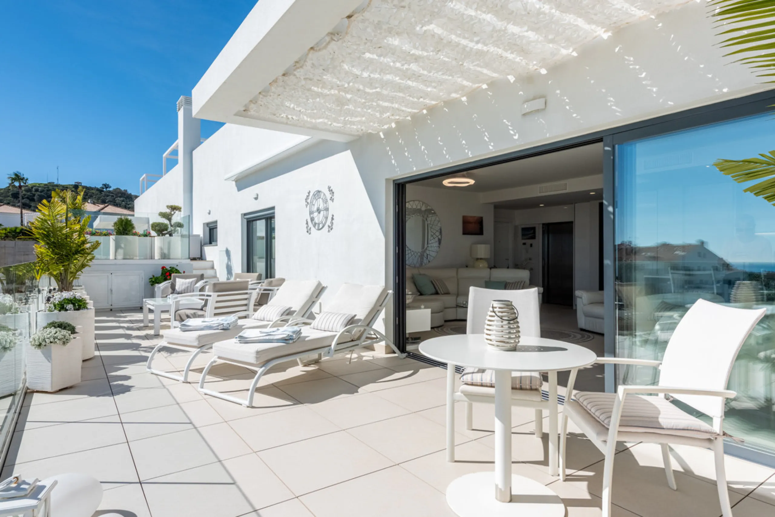 Amazing duplex penthouse with 360 views, situated in a commanding position at the top of the La Cala valley enjoying sweeping landscapes which stretch for miles, yet it is just an 8 minute drive to the centre of the La Cala village.  One Heights is a sele