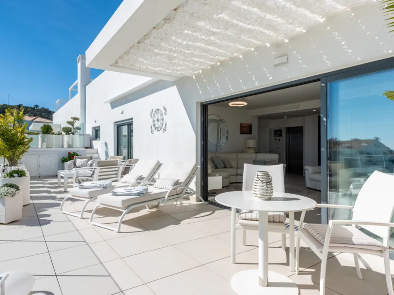 Amazing duplex penthouse with 360 views, situated in a commanding position at the top of the La Cala valley enjoying sweeping landscapes which stretch for miles, yet it is just an 8 minute drive to the centre of the La Cala village.  One Heights is a sele