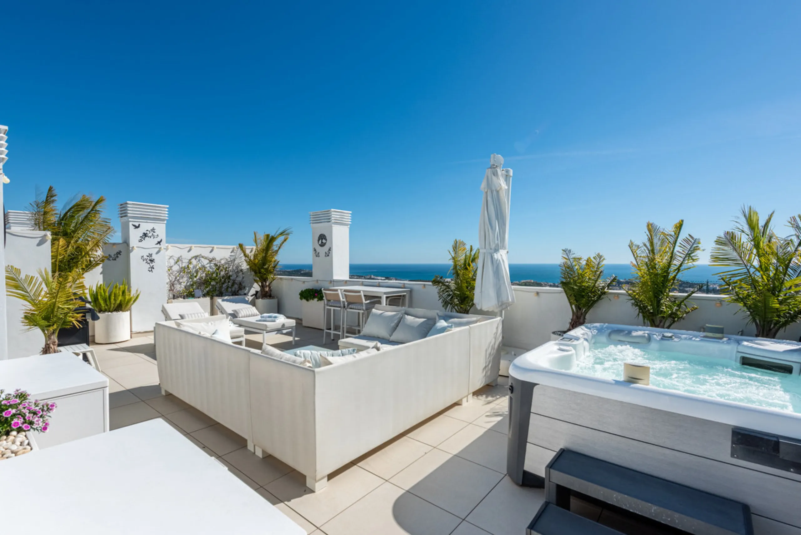 Amazing duplex penthouse with 360 views, situated in a commanding position at the top of the La Cala valley enjoying sweeping landscapes which stretch for miles, yet it is just an 8 minute drive to the centre of the La Cala village.  One Heights is a sele