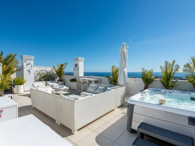 Amazing duplex penthouse with 360 views, situated in a commanding position at the top of the La Cala valley enjoying sweeping landscapes which stretch for miles, yet it is just an 8 minute drive to the centre of the La Cala village.  One Heights is a sele