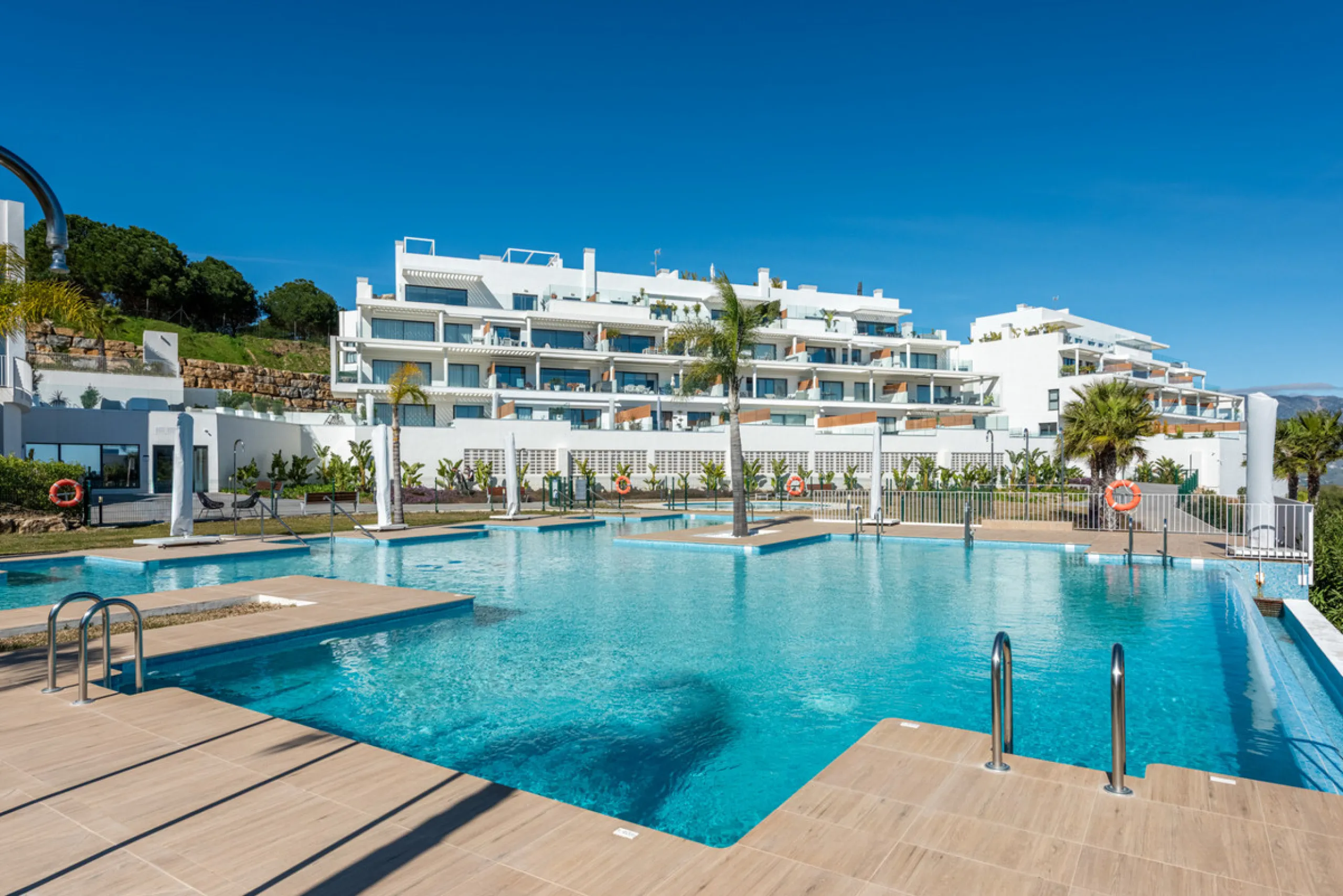 Amazing duplex penthouse with 360 views, situated in a commanding position at the top of the La Cala valley enjoying sweeping landscapes which stretch for miles, yet it is just an 8 minute drive to the centre of the La Cala village.  One Heights is a sele