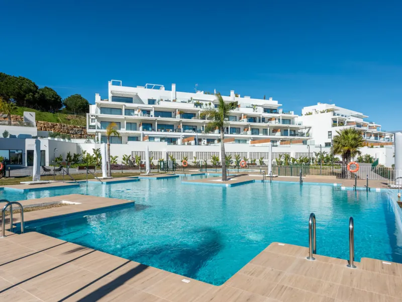 Amazing duplex penthouse with 360 views, situated in a commanding position at the top of the La Cala valley enjoying sweeping landscapes which stretch for miles, yet it is just an 8 minute drive to the centre of the La Cala village.  One Heights is a sele