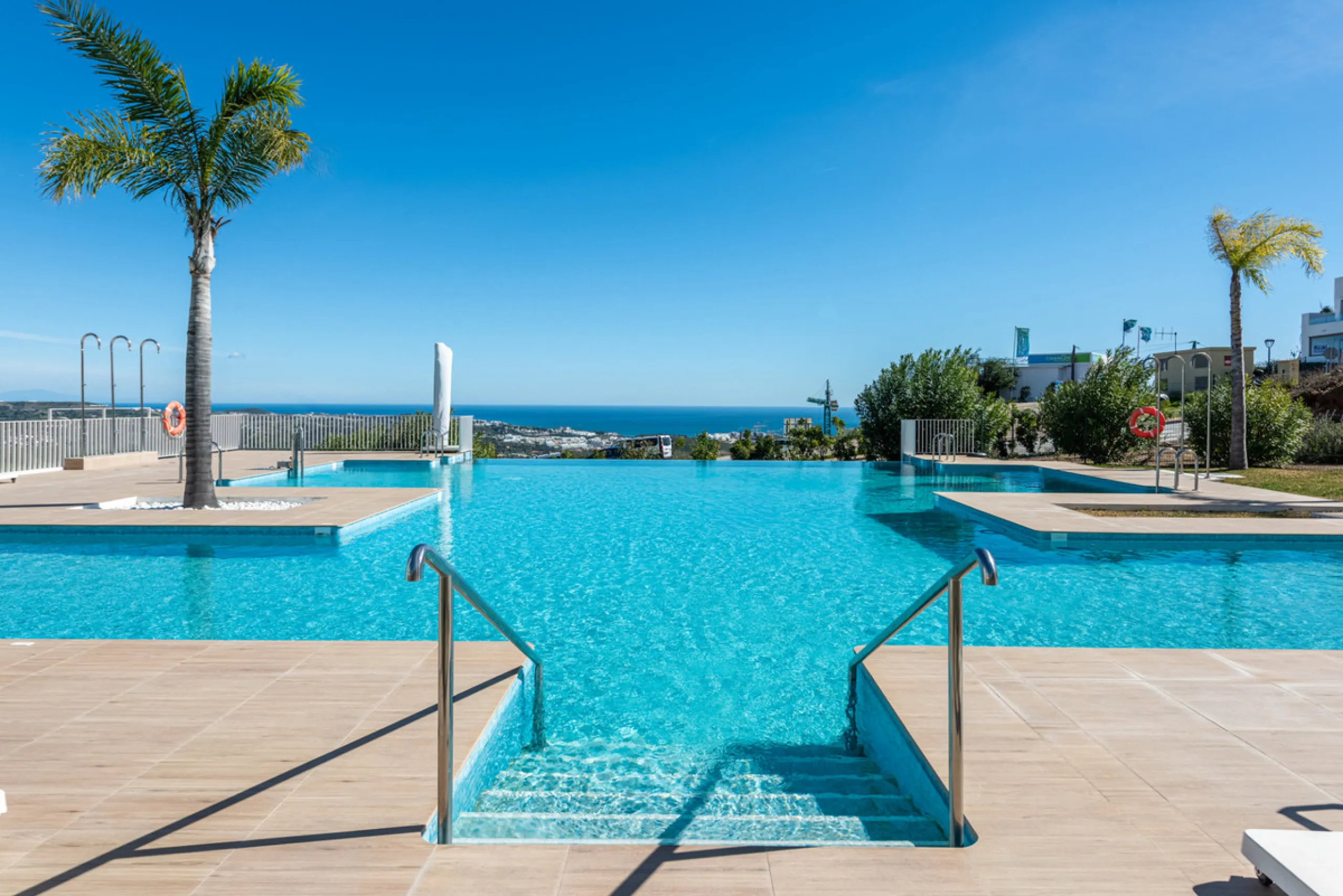 Amazing duplex penthouse with 360 views, situated in a commanding position at the top of the La Cala valley enjoying sweeping landscapes which stretch for miles, yet it is just an 8 minute drive to the centre of the La Cala village.  One Heights is a sele