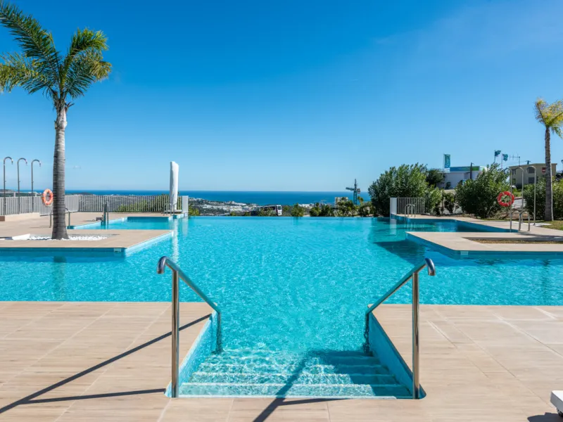 Amazing duplex penthouse with 360 views, situated in a commanding position at the top of the La Cala valley enjoying sweeping landscapes which stretch for miles, yet it is just an 8 minute drive to the centre of the La Cala village.  One Heights is a sele