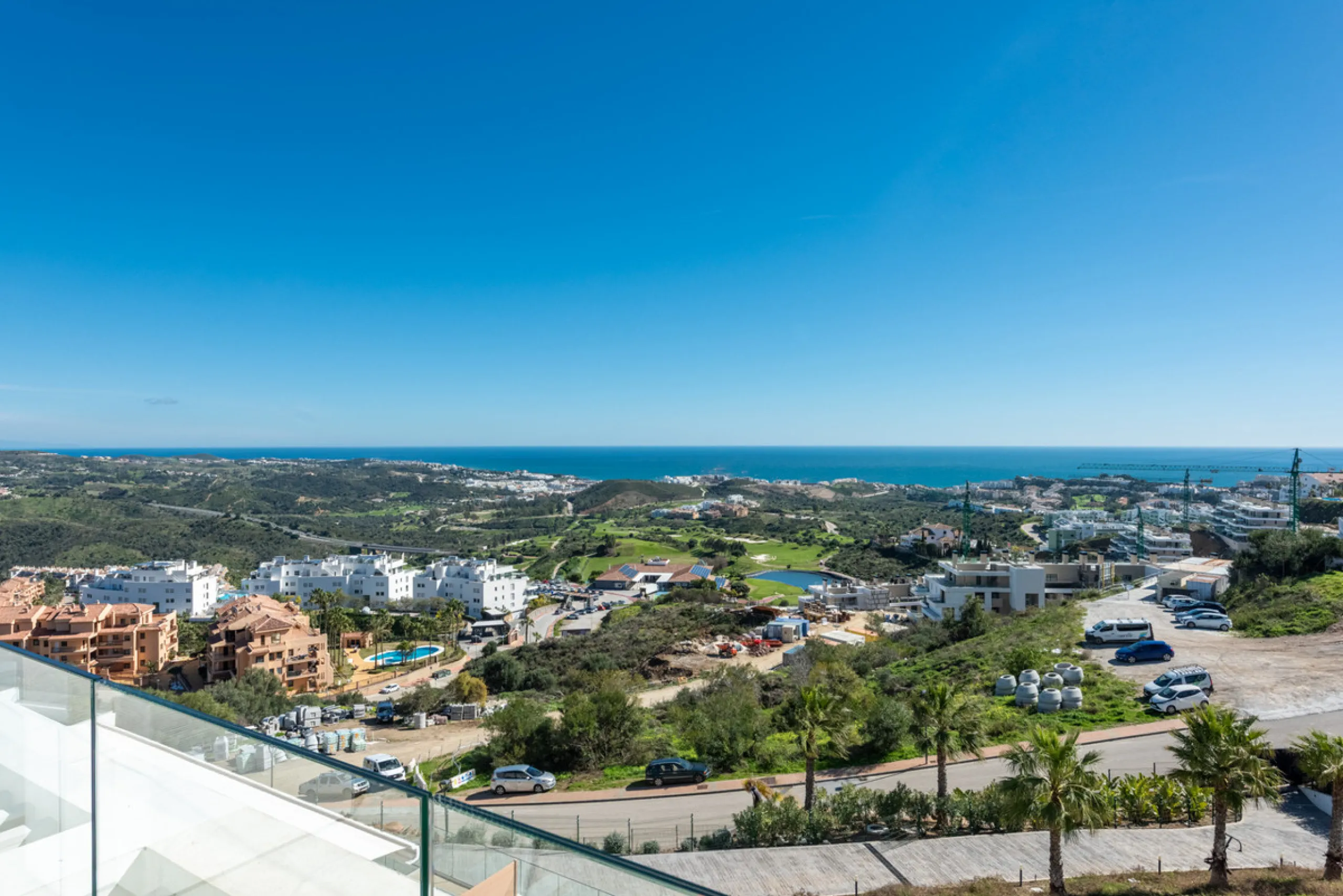Amazing duplex penthouse with 360 views, situated in a commanding position at the top of the La Cala valley enjoying sweeping landscapes which stretch for miles, yet it is just an 8 minute drive to the centre of the La Cala village.  One Heights is a sele