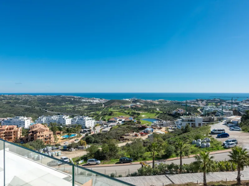 Amazing duplex penthouse with 360 views, situated in a commanding position at the top of the La Cala valley enjoying sweeping landscapes which stretch for miles, yet it is just an 8 minute drive to the centre of the La Cala village.  One Heights is a sele