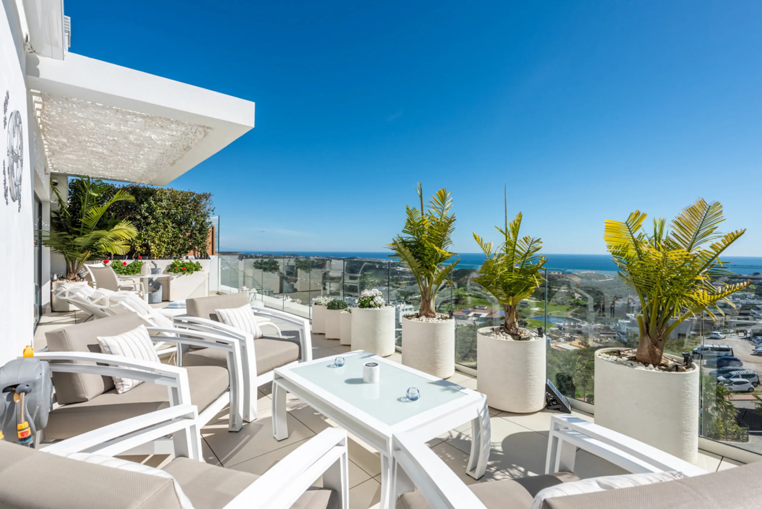 Amazing duplex penthouse with 360 views, situated in a commanding position at the top of the La Cala valley enjoying sweeping landscapes which stretch for miles, yet it is just an 8 minute drive to the centre of the La Cala village.  One Heights is a sele