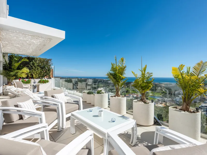 Amazing duplex penthouse with 360 views, situated in a commanding position at the top of the La Cala valley enjoying sweeping landscapes which stretch for miles, yet it is just an 8 minute drive to the centre of the La Cala village.  One Heights is a sele