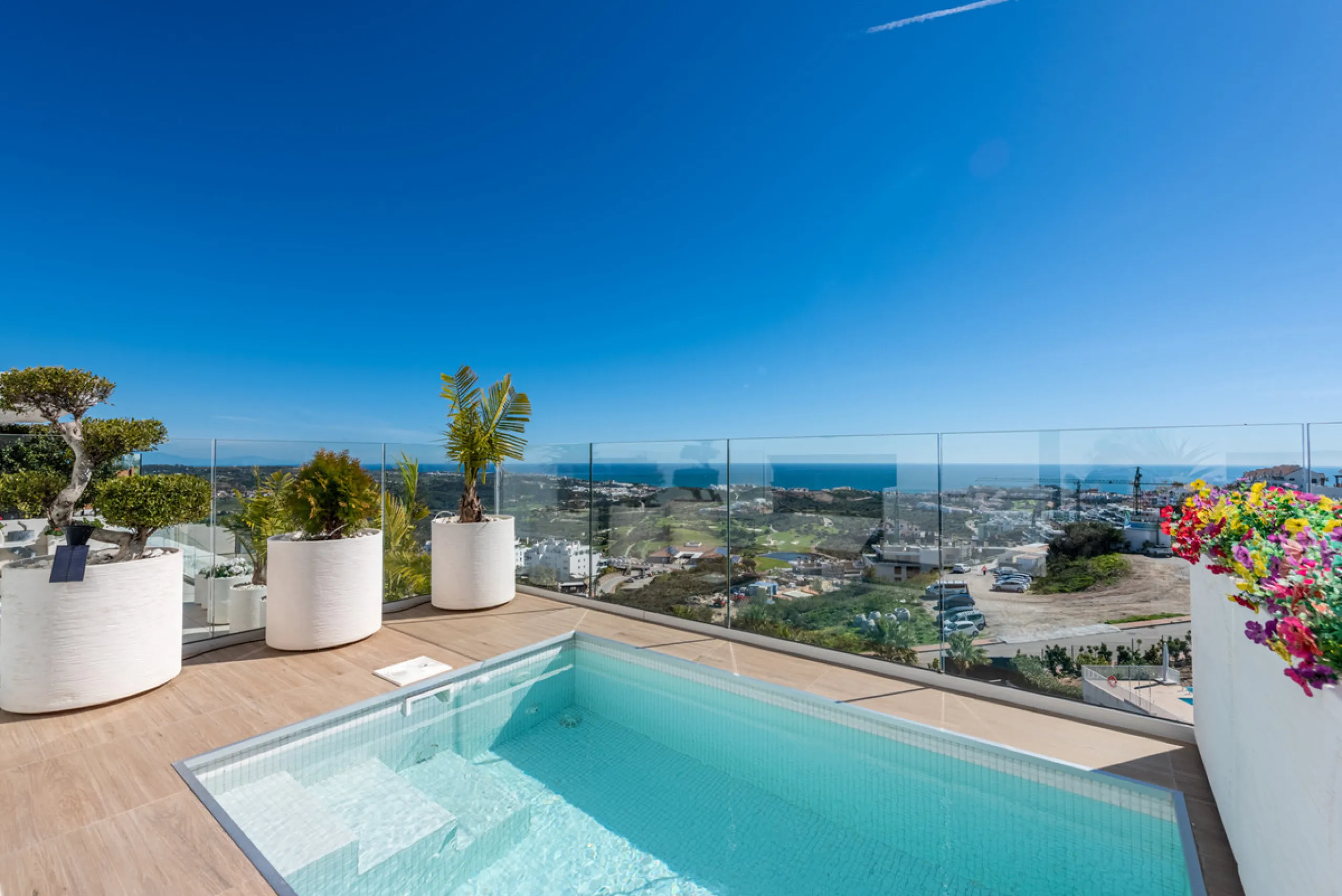 Amazing duplex penthouse with 360 views, situated in a commanding position at the top of the La Cala valley enjoying sweeping landscapes which stretch for miles, yet it is just an 8 minute drive to the centre of the La Cala village.  One Heights is a sele