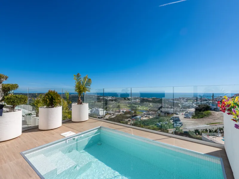 Amazing duplex penthouse with 360 views, situated in a commanding position at the top of the La Cala valley enjoying sweeping landscapes which stretch for miles, yet it is just an 8 minute drive to the centre of the La Cala village.  One Heights is a sele