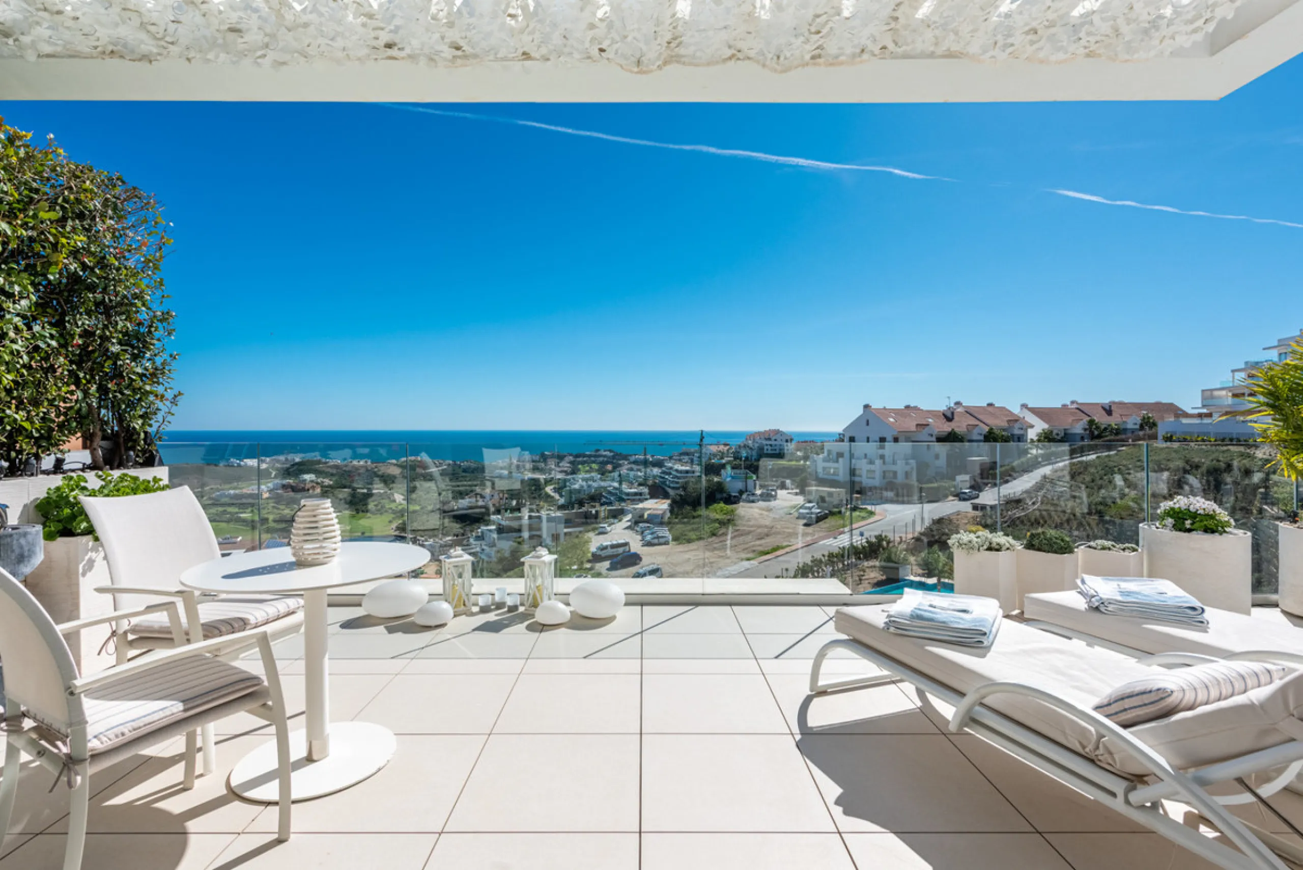 Amazing duplex penthouse with 360 views, situated in a commanding position at the top of the La Cala valley enjoying sweeping landscapes which stretch for miles, yet it is just an 8 minute drive to the centre of the La Cala village.  One Heights is a sele