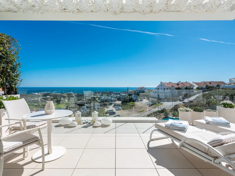 Amazing duplex penthouse with 360 views, situated in a commanding position at the top of the La Cala valley enjoying sweeping landscapes which stretch for miles, yet it is just an 8 minute drive to the centre of the La Cala village.  One Heights is a sele