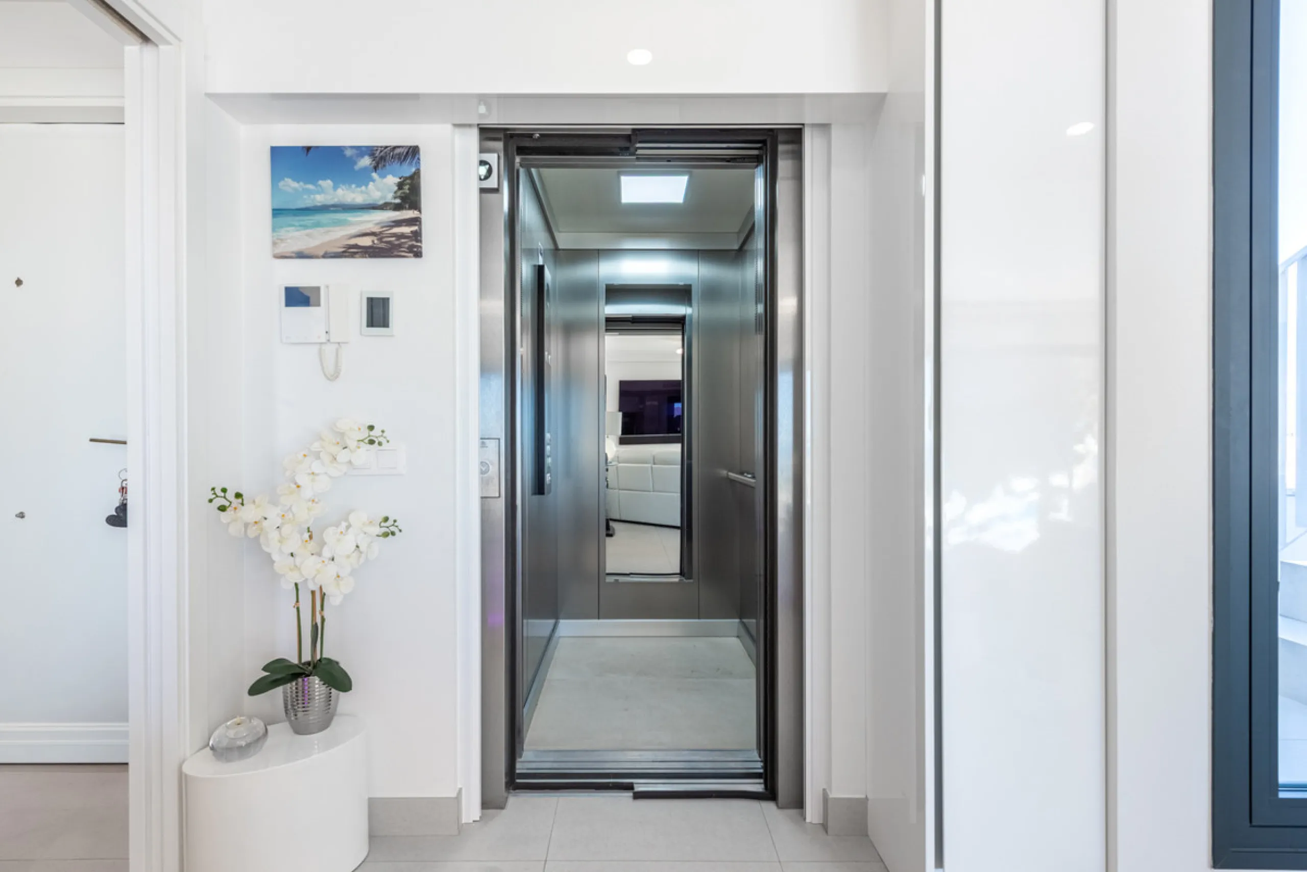Amazing duplex penthouse with 360 views, situated in a commanding position at the top of the La Cala valley enjoying sweeping landscapes which stretch for miles, yet it is just an 8 minute drive to the centre of the La Cala village.  One Heights is a sele